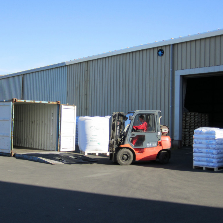 Jói keyrir fóðri í gám sem sendist suður á land.