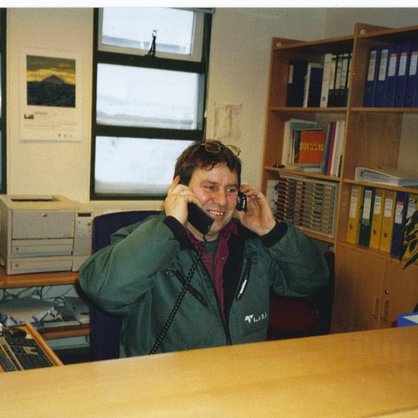 Ómar verksmiðjustjóri mjög upptekinn.