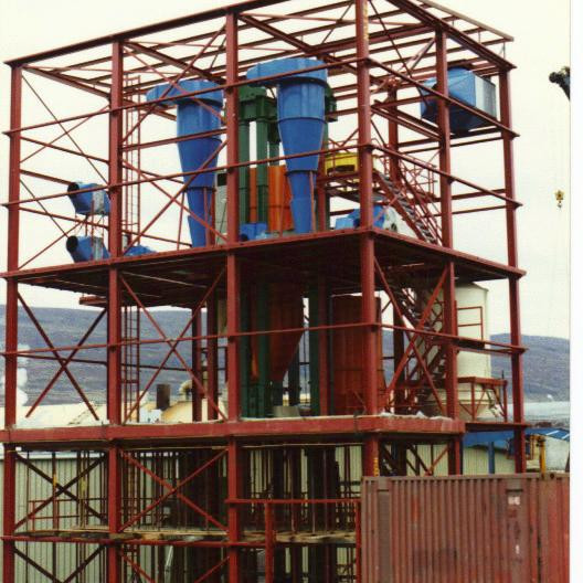 Verið að setja upp verksmiðjuturn Laxá, þá Ístess.